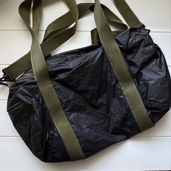 Aloha Collection Black Duffle Bag - Picture 2 of 8